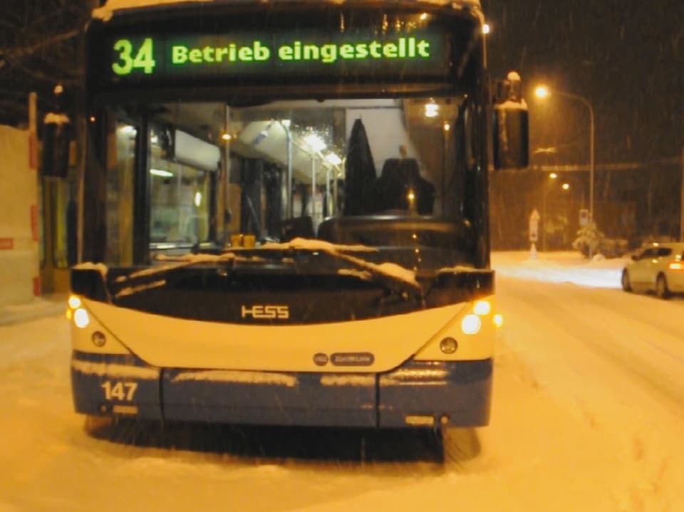 Ein VBZ-Bus am späten Montagabend mit der Aufschrift «Betrieb eingestellt». (srf)