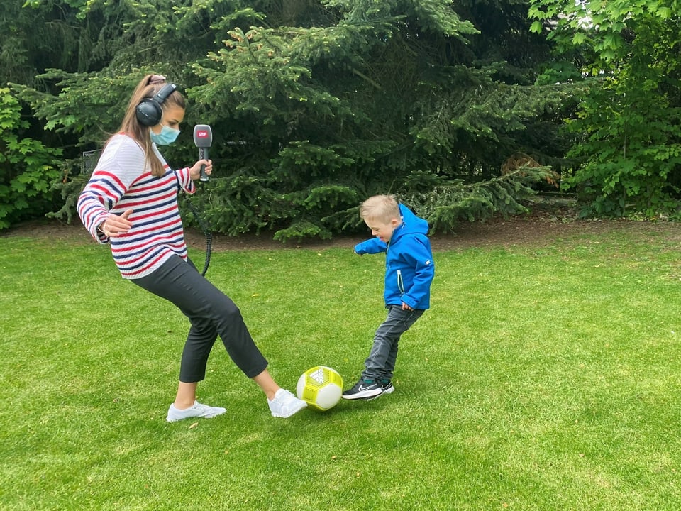 Matteo spielt gegen Angela Fussball.