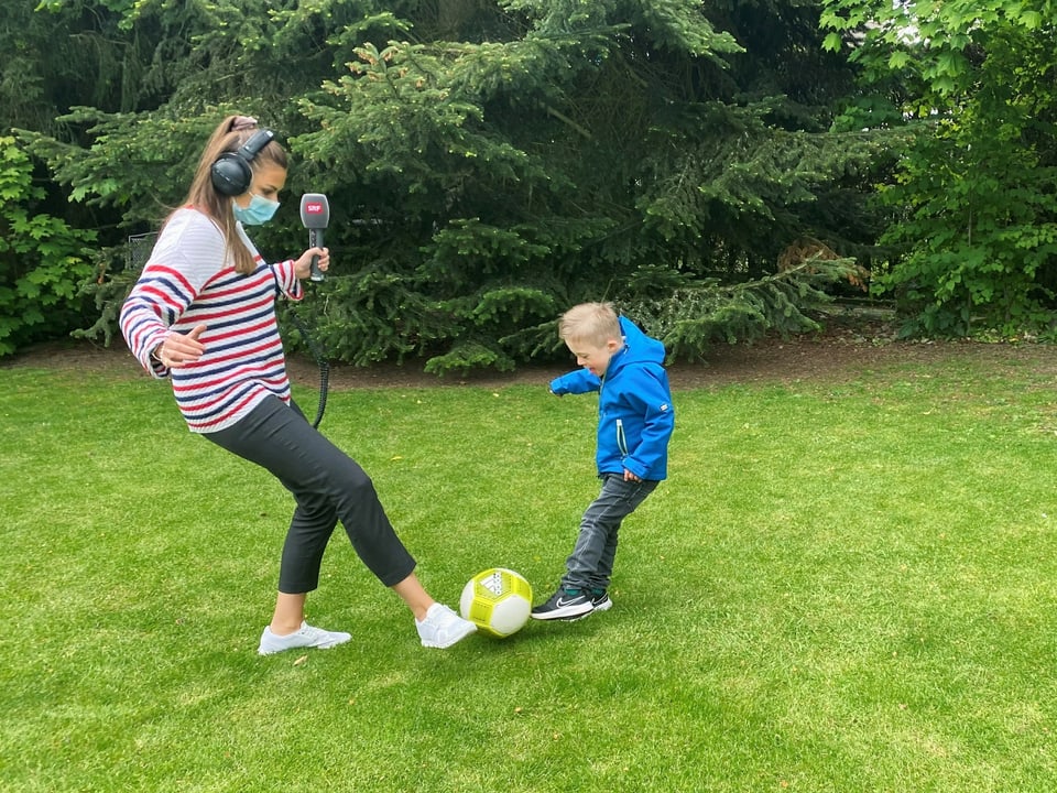 Matteo spielt gegen Angela Fussball.