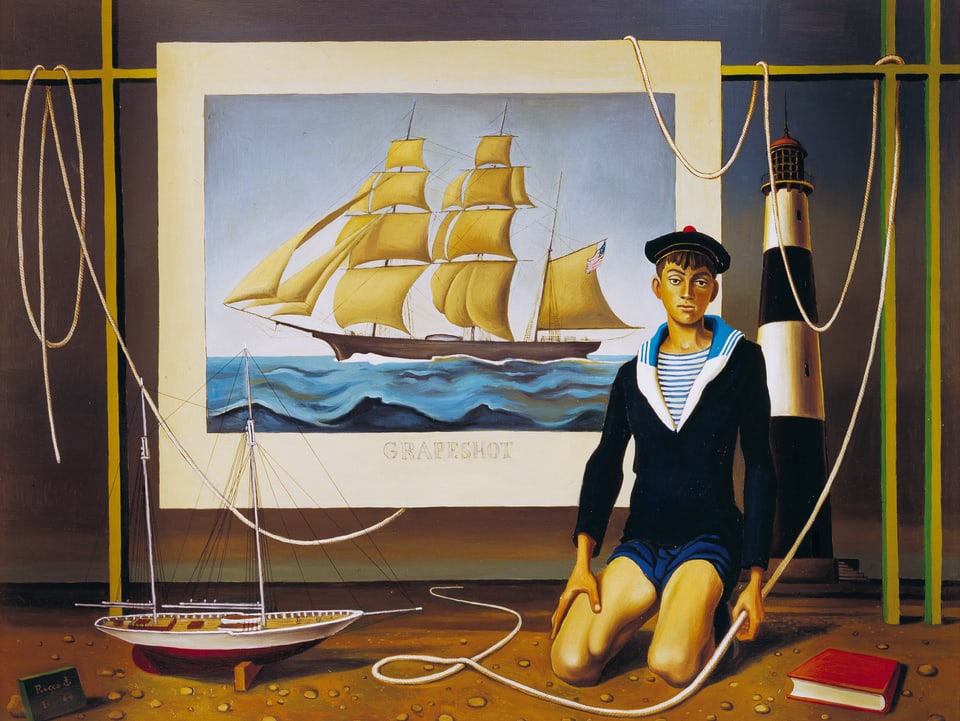 Das Bild zeigt einen Jungen, der neben einem Bild mit Segelschiff kniet.