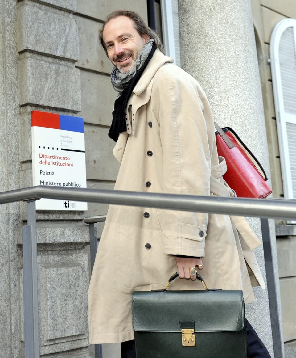 Olivier Thormann mit Aktenkoffer auf dem Weg ins Gericht.