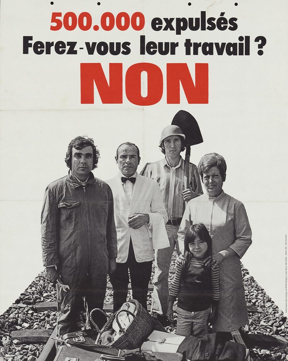 Altes Plakat einer Familie auf den Zuggleisen mit Gepäck
