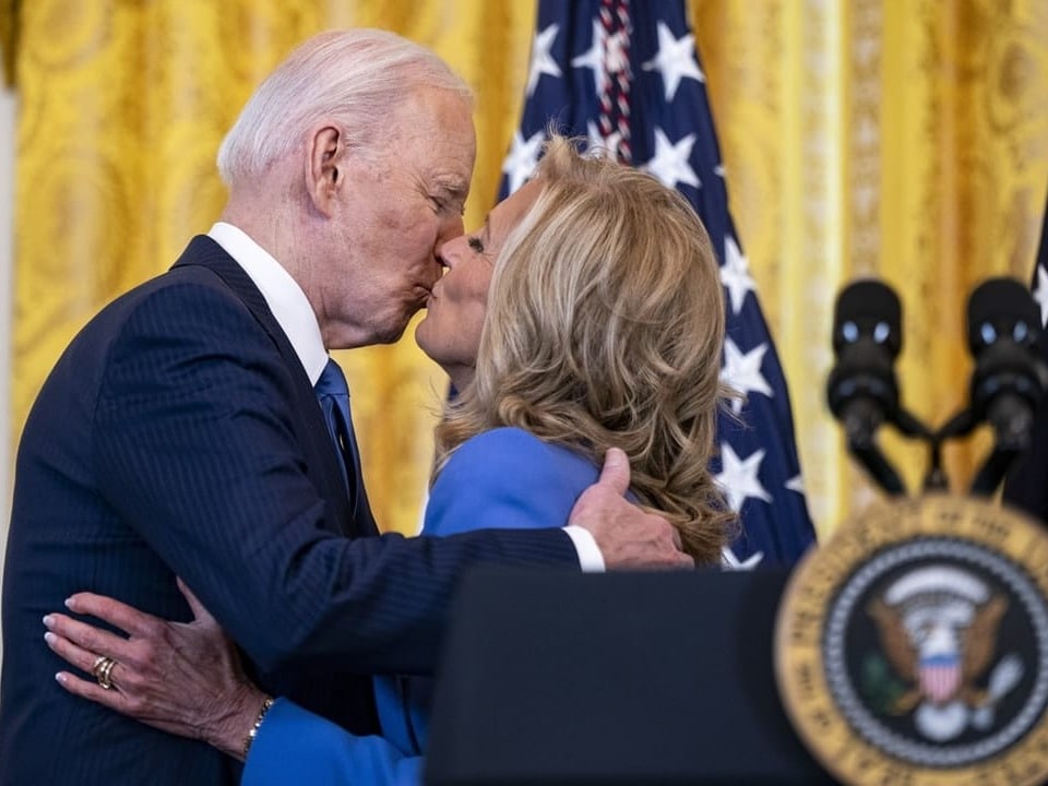 Mann und Frau küssen sich.