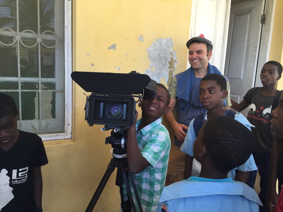 Junge Schwarze Mosambikaner kucken durch die Kamera.
