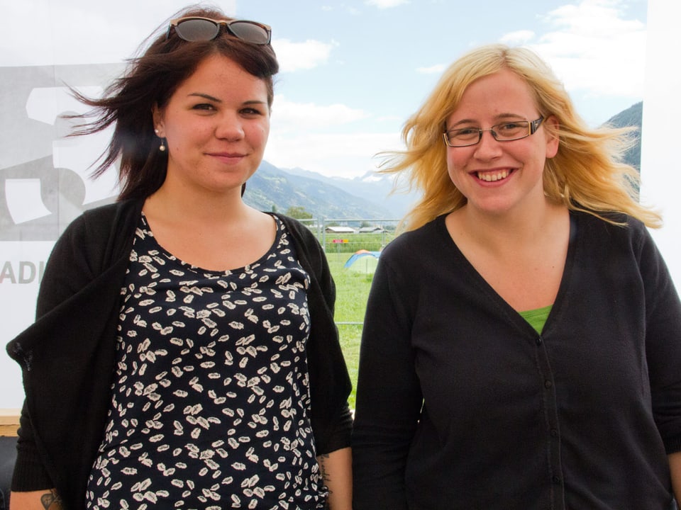 Patricia (links) wird Haasi genannt, Jeannine rufen alle Janne. In ihrem Bewerbungsvideo mimten die Aargauerinnen Christa Rigozzi und Marco Fritsche - in einer Folge von "SRF 3 Hörerin, ledig, sucht Zelt in Gampel". 