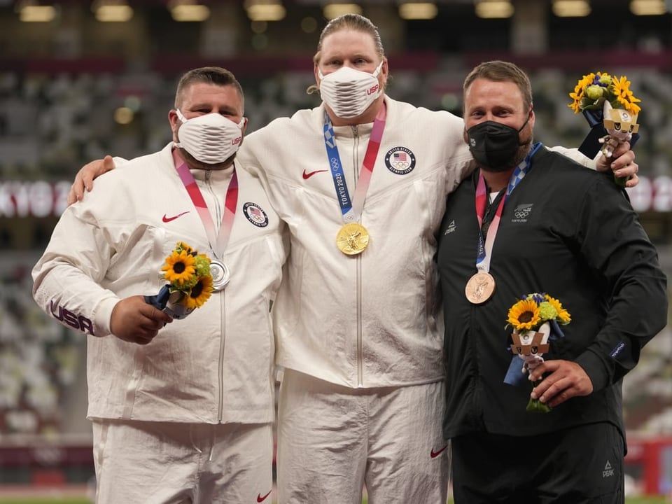 Das Olympia-Podest in Tokio In Eugene läuft es auf ein Duell zwischen Ryan Crouser (Mitte) und Joe Kovacs (links) rauslaufen.