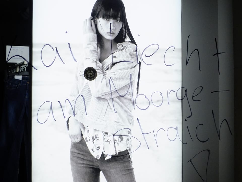 Schaufenster mit Graffiti «Kai Liecht am Morgestraich!»