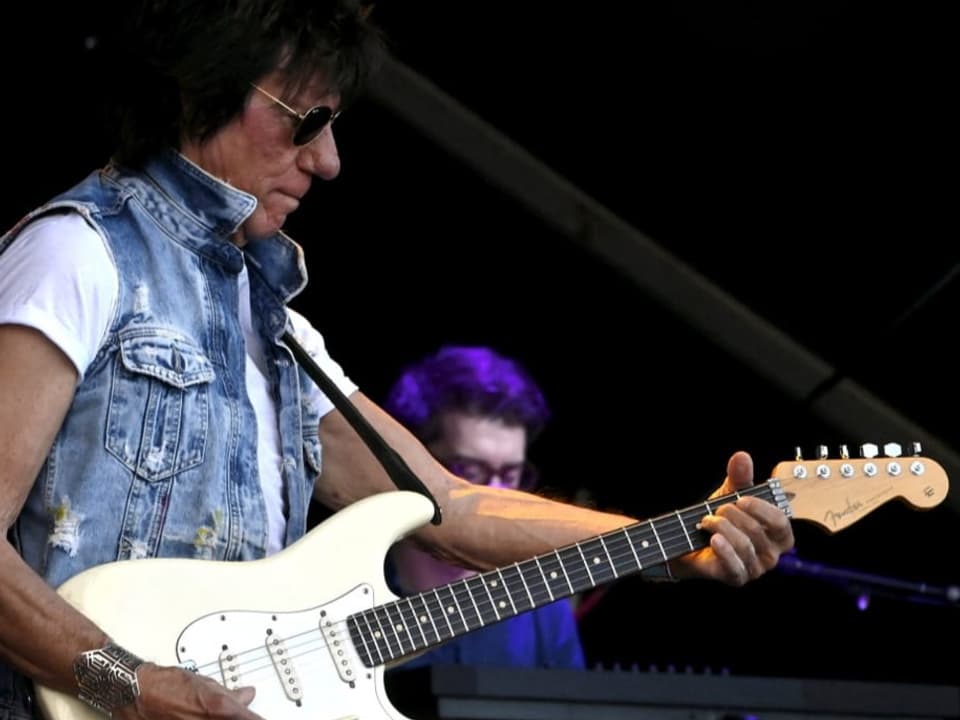 Jeff Beck auf der Bühne mit Gitarre