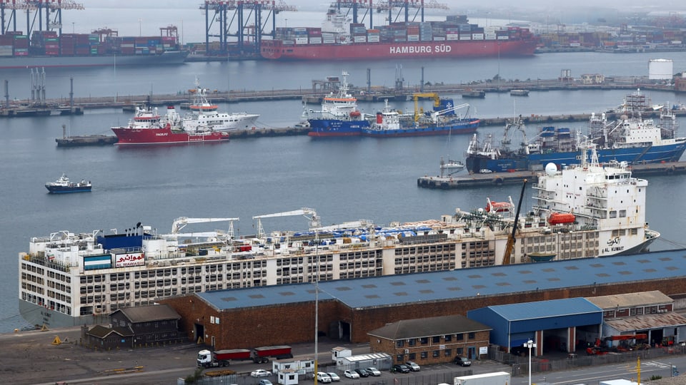 Ein riesiges Frachtschiff im Hafen von Kapstadt.