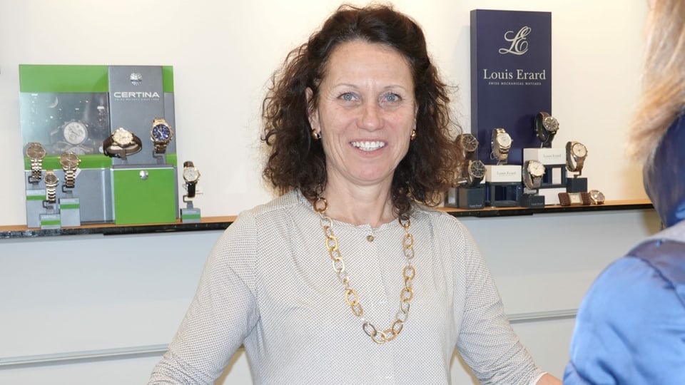 Unternehmerin Monika Strobel sorgt als Unabhängige für Spannung. Frau steht in ihrem Uhrengeschäft
