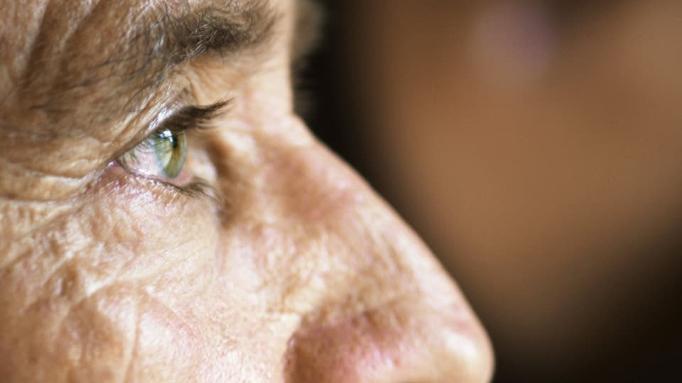 Auge einer älteren Person