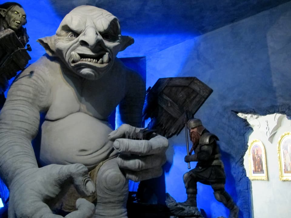 Blick in die Ausstellung mit Statuen verschiedener Fantasy-Figuren