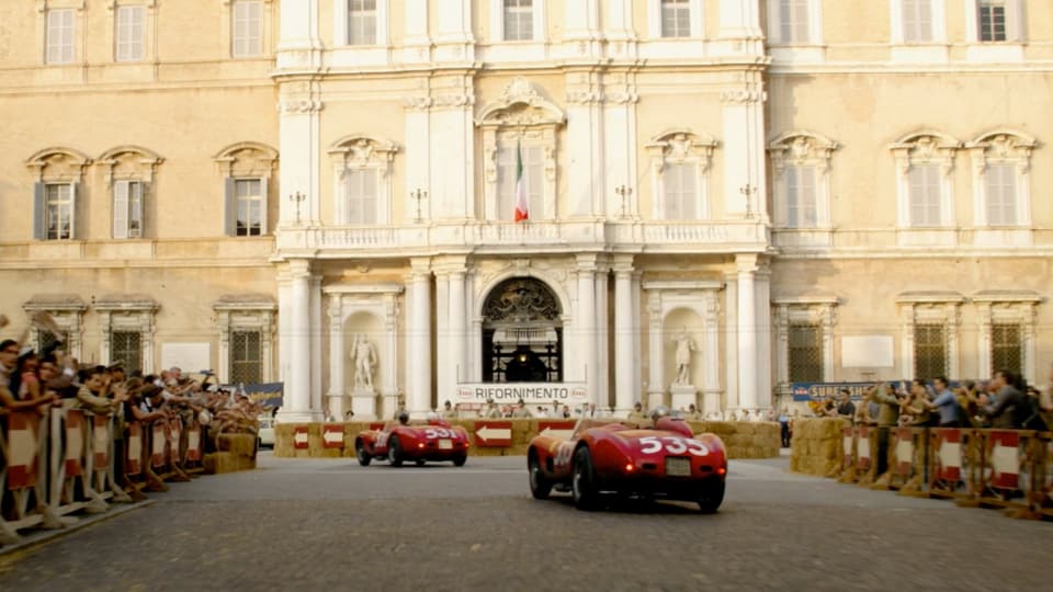 Mengenmenge am Start des Rennens «Mille Miglia», im Vordergrund ein roter Ferrari von 1957.