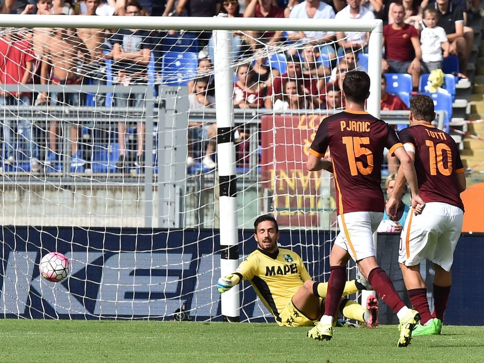 Francesco Totti erzielt gegen Sassuolo sein 300. Pflichtspieltor für die AS Roma. 