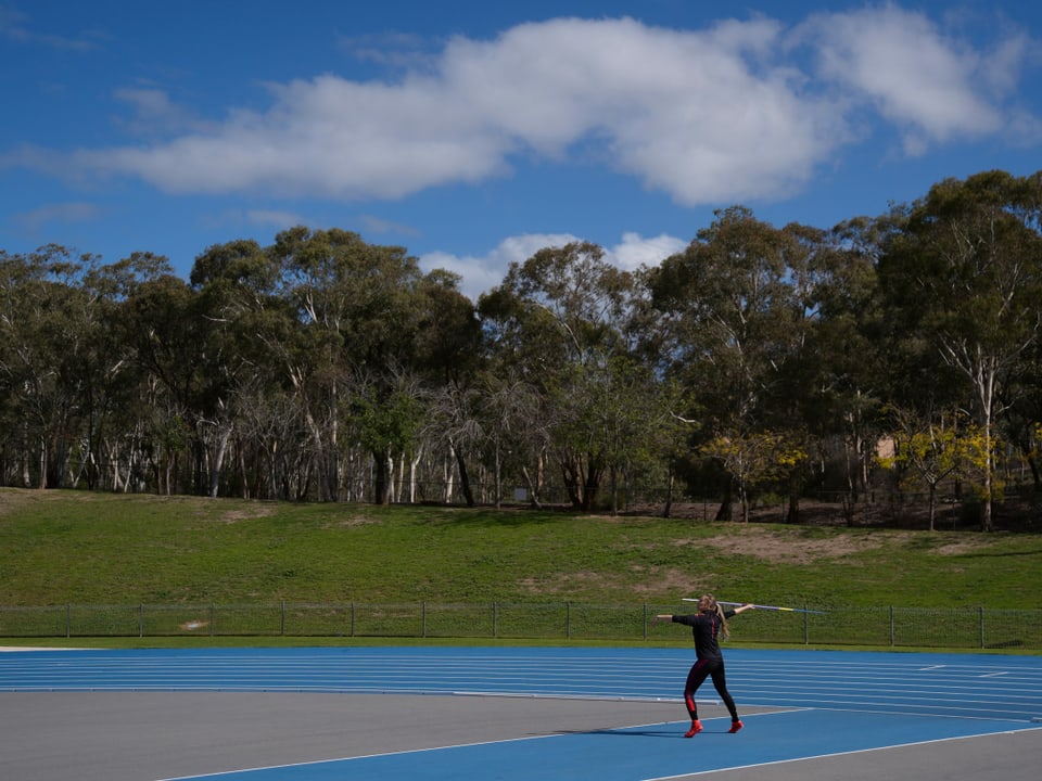 Speerwurf-Weltmeisterin Kelsey-Lee Barber trainiert in Canberra unter Einhaltung der Schutzmassnahmen.