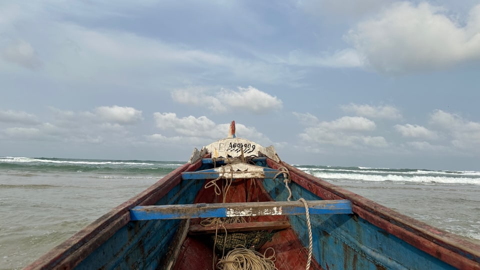 Blick von einem kleine Boot in seichtem Wasser auf den Ozean hinaus