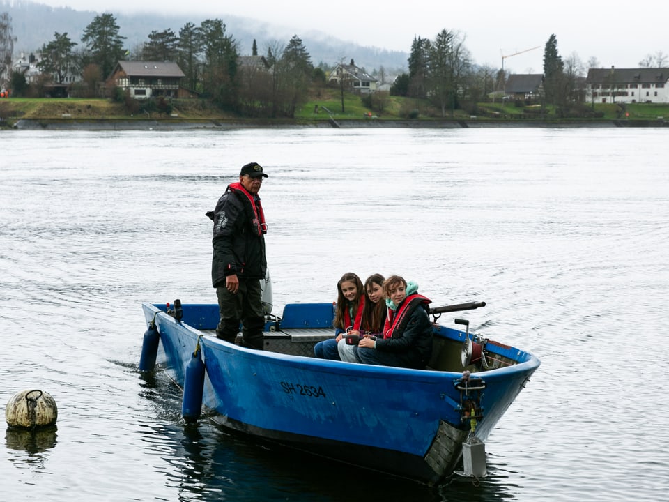 Beat Mosberger und die Kinder im Boot auf dem Rhein