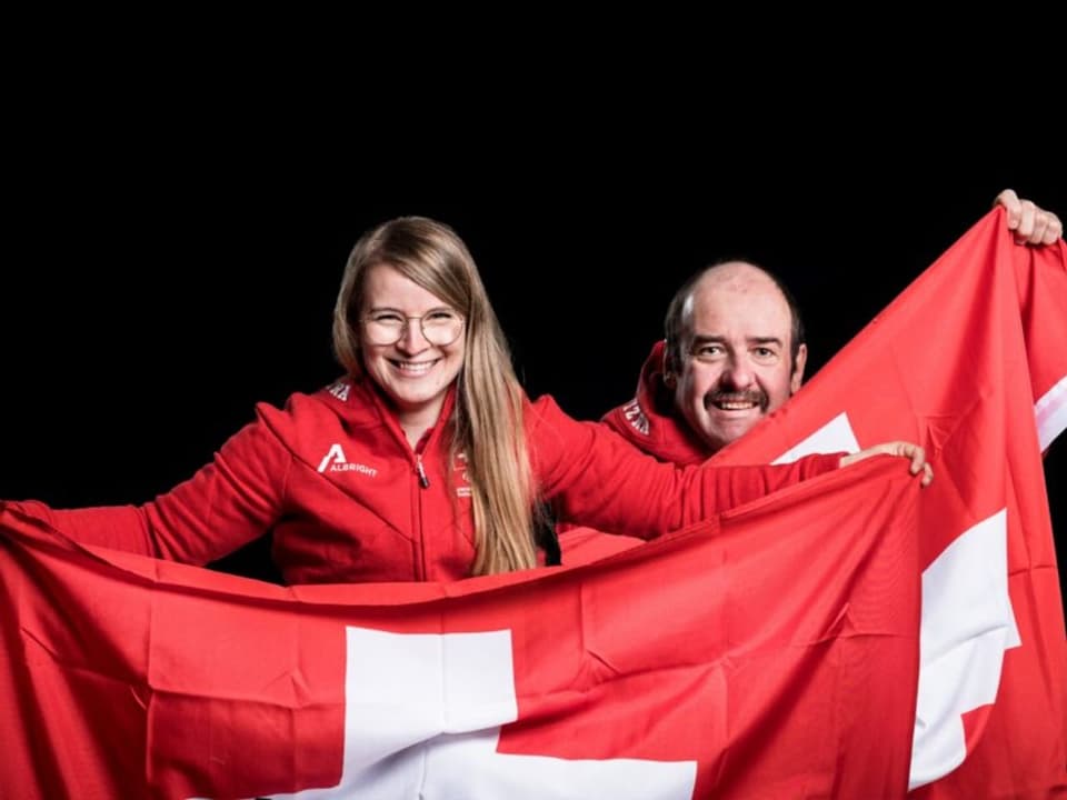 Amten als Fahnenträger Romy Tschopp und Hans Burgener.