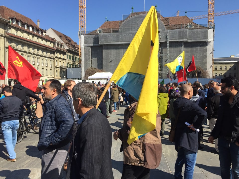 Der Bundesplatz in Bern ist anlässlich der Demo gegen den Türkischen Präsidenten locker gefüllt. 