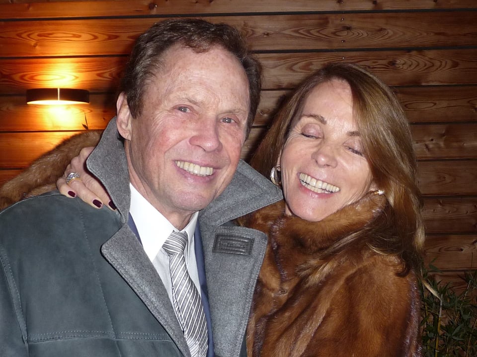 Peter und Ingrid Kraus umarmen sich lächelnd.