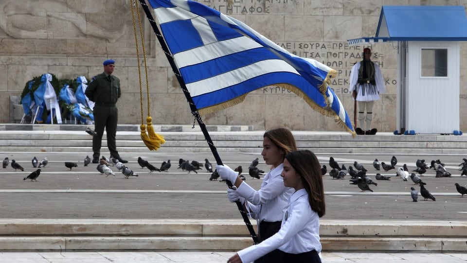 Schulmädchen marschieren mit Flagge anlässlich des griechischen Nationalfeiertages vom 25.März.