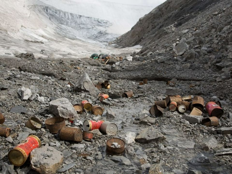 Alte Dosen auf Gletscher. 