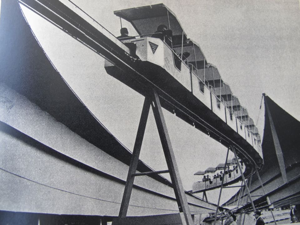 Monorail-Zug auf Stelzen