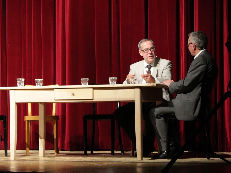 Alexander Tschäppät und Peter Brandenberger am Tisch. 
