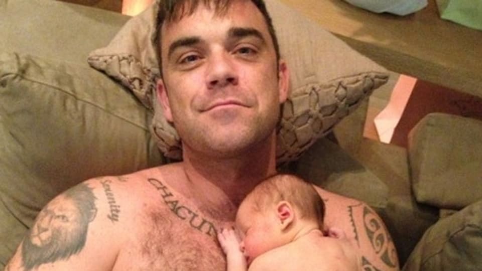 Robbie Williams mit Töchterchen Theodora Rose