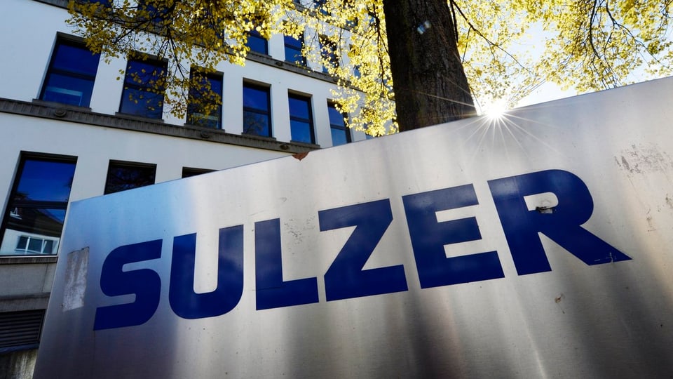 Sulzer-Logo vor einem Gebäude.