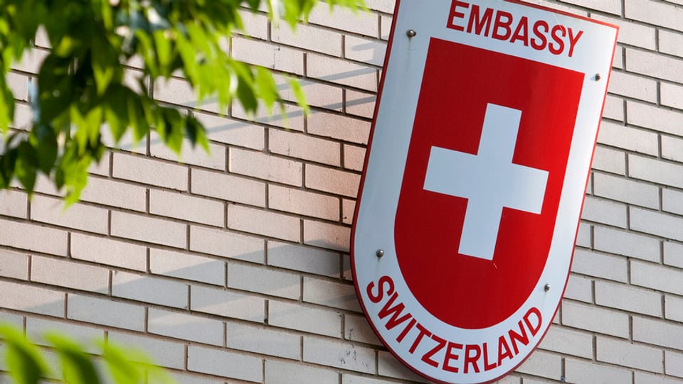 Schild einer Schwizer Botschaft mit Beschriftung «Embassy Switzerland»