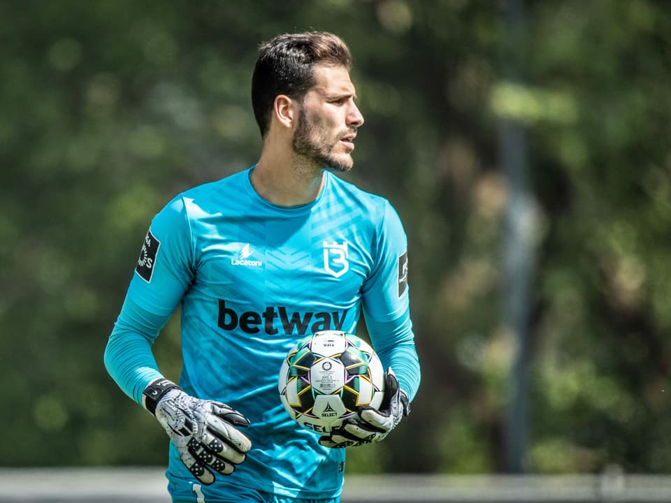 Keeper André Moreira hält den Ball in seinen Händen.