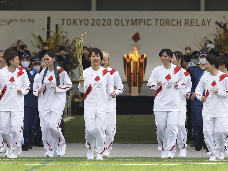 Macht einen Bogen um Osaka Der olympische Fackellauf.