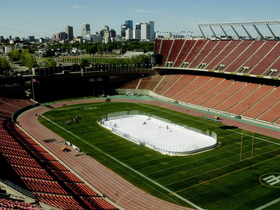 Das Commonwealth Stadium in Edmonton wird mit einem Eishockey-Feld ausgestattet.