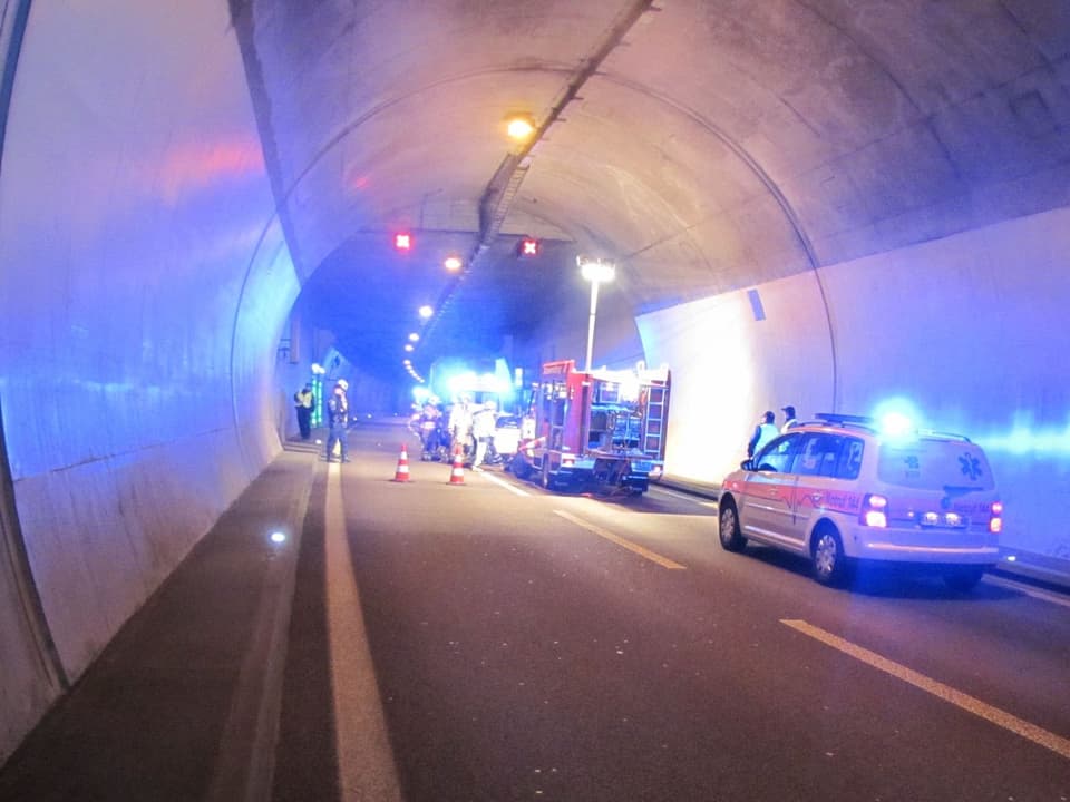Tunnel und Autos der Einsatzkräfte