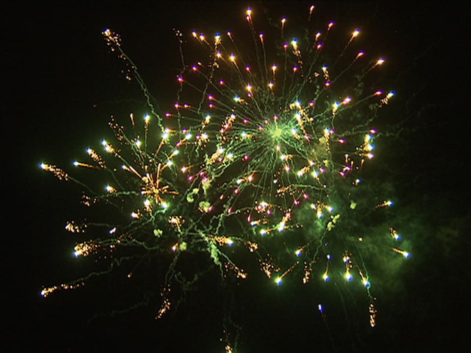 Das Feuerwerk erhellt den Nachthimmel farbenfroh – und folgt der geplanten Reihenfolge.