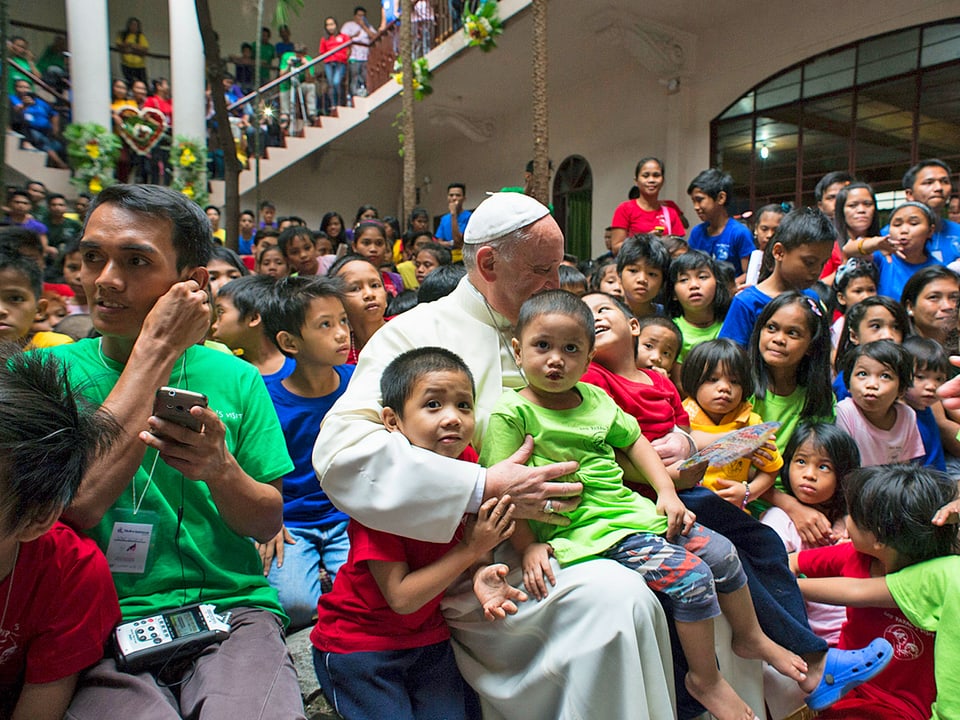 Papst mit Kindern 