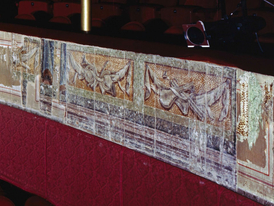 Teil der Malerei auf der Emporenbrüstung des Stadttheaters, es handelt sich um sogenannte Öl-Tempera-Malereien