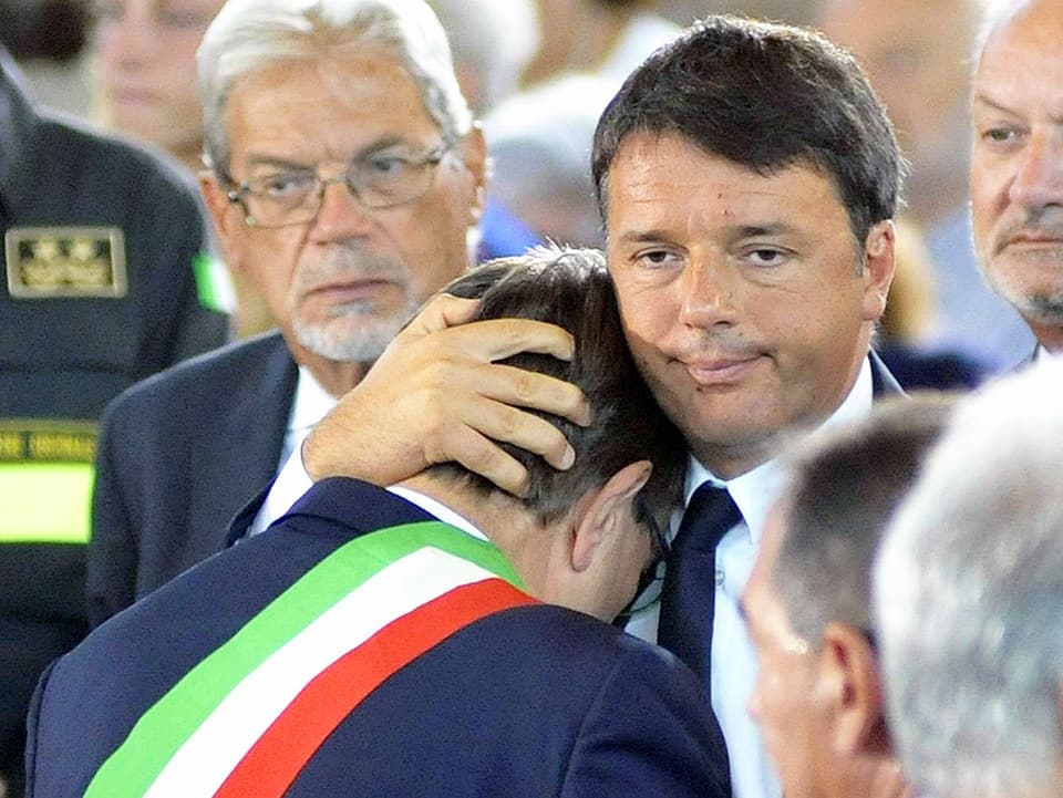 Renzi tröstet einen Mann