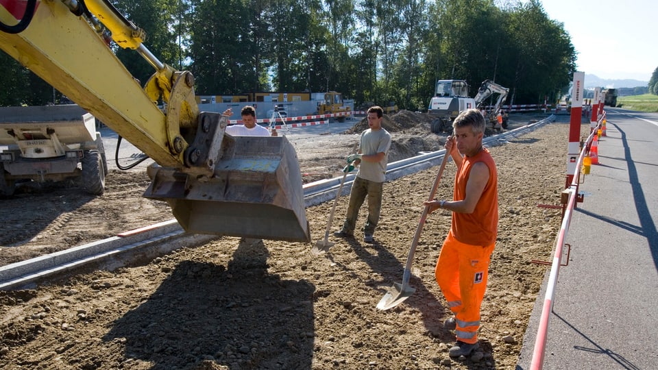 Bauarbeiter bei einer Belagssanierung an einer Kantonstrasse
