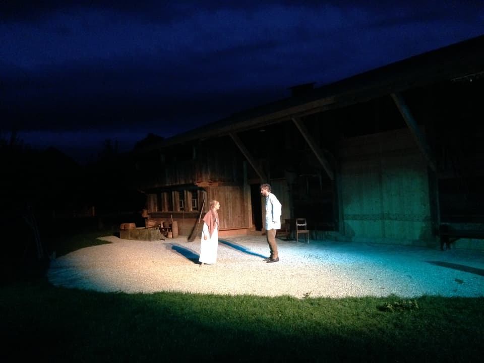 Vreneli im Nachthemd und Hansjoggeli vor dem Bauernhaus, von der Nacht umgeben.