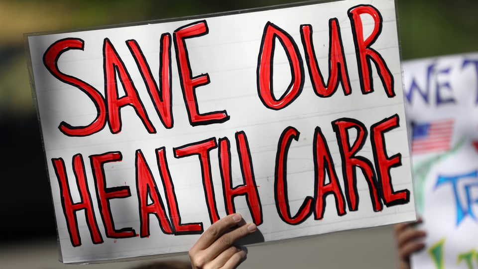 «Rettet unserer Gesundheitssystem», steht auf dem Schild.