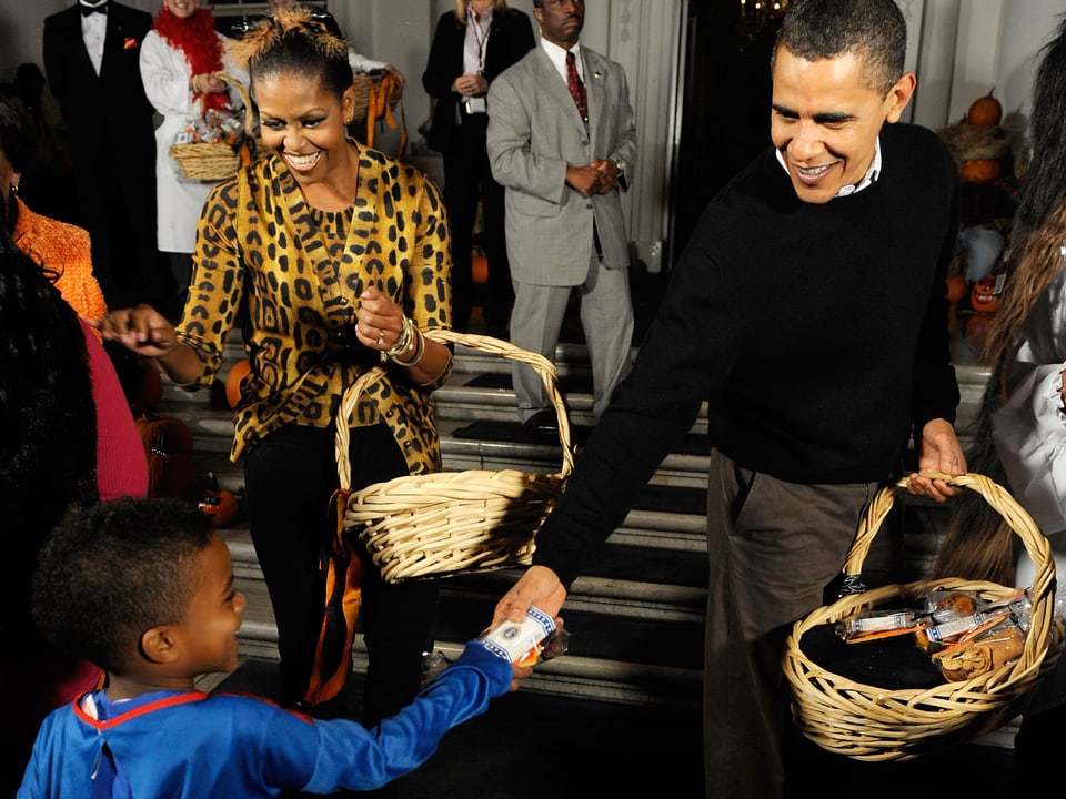 Michelle und Barack verteilen Esswaren