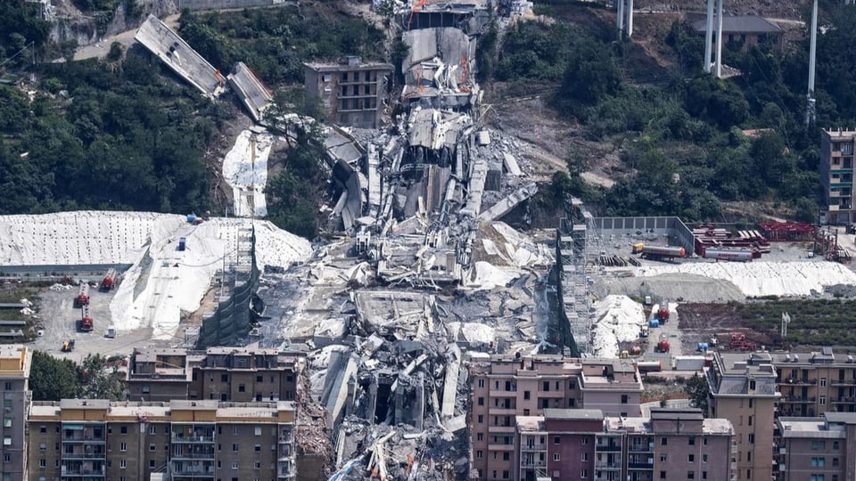 Der Einsturz der Brücke am 14. August 2019 hatte eine Schneise der Verwüstung durch Genua verursacht. 