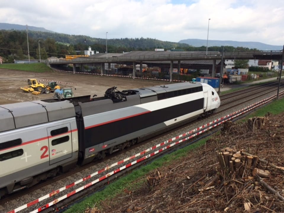 Ein TGV steht auf dem Gleis bei einer Baustelle