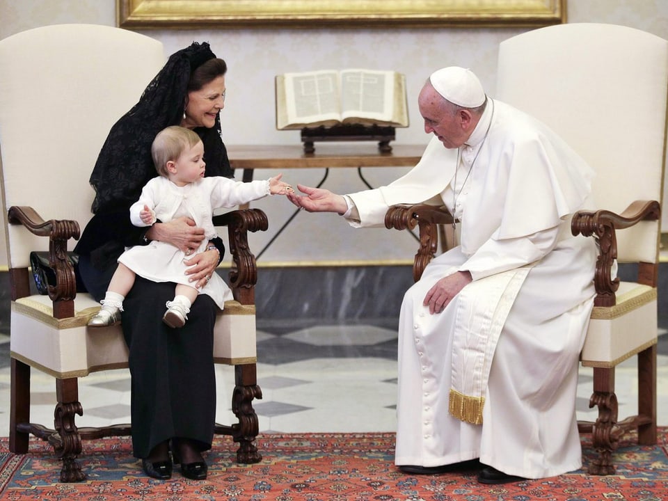 Leonore besucht mit ihrer Grossmutter, Königin Silvia, den Papst.