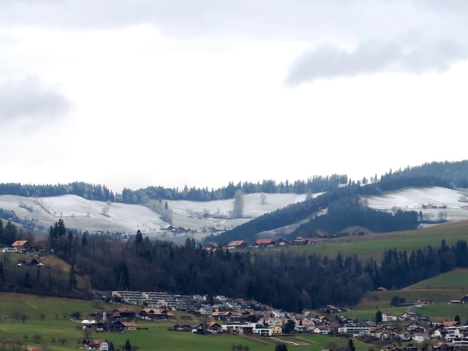 Rückkehr des Winters. Oberhalb von Stefisburg fiel bis auf etwa 600 Meter herunter etwas Schnee. 