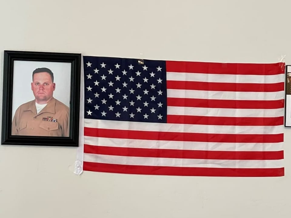 Foto und Flagge an Wand