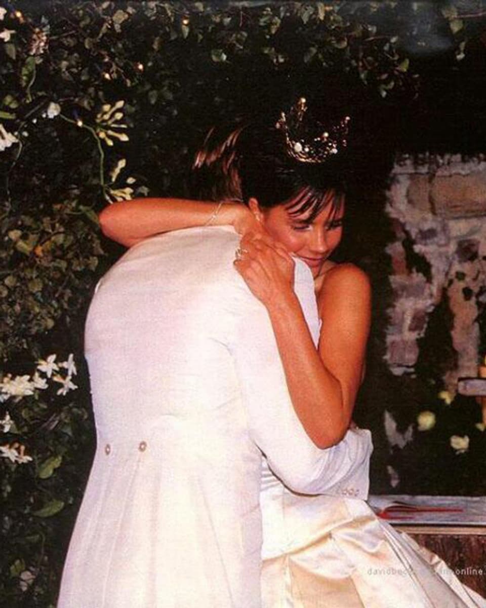 Victoria und David Beckham unterarmen sich bei ihrer Hochzeit.