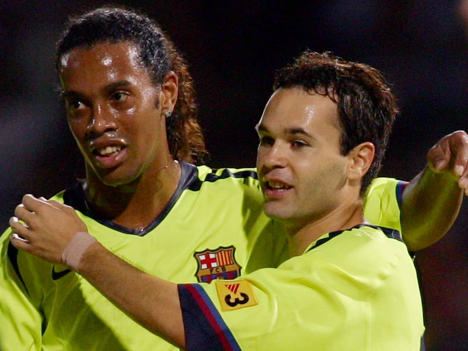 Ronaldinho und Iniesta jubeln zusammen.